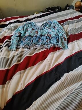 New size Medium unbranded Floral Print V-Neck Women’s Top in Teal Blue